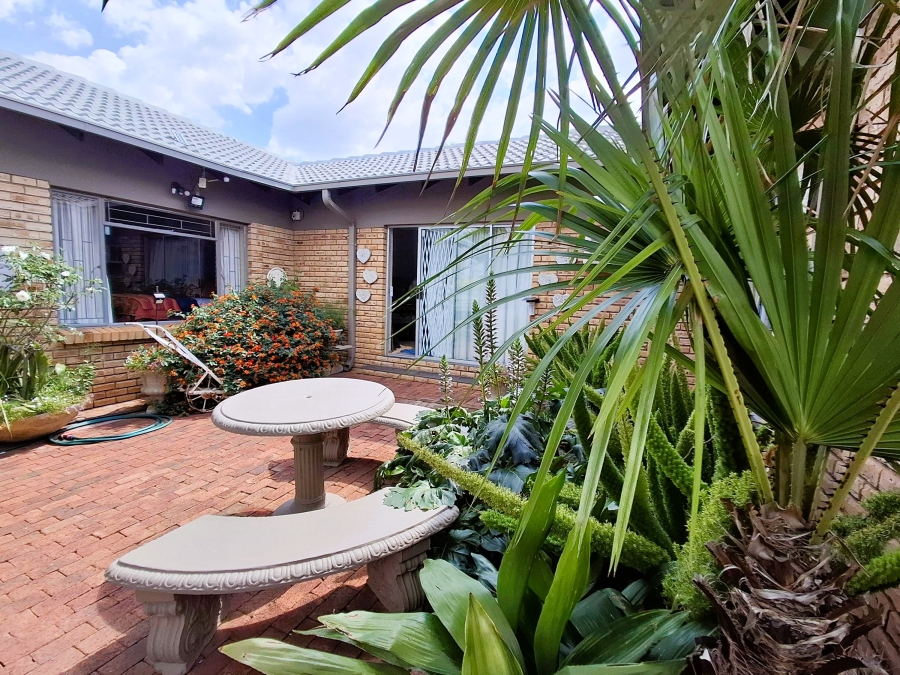 5 Bedroom Property for Sale in Doringkruin North West